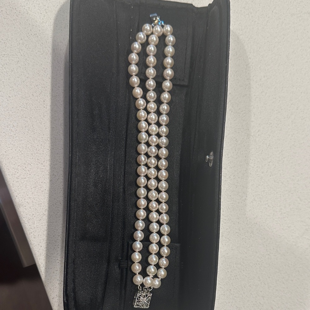 Elegant Pearl Bracelet with Silver Clasp